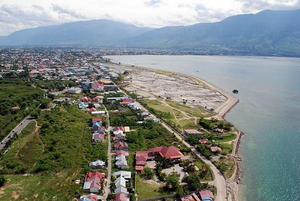 Kota Palu berasal dari kata Topalu'e: Tanah yg terangkat arena daerah ini awalnya lautan, lalu terangkat krn gempa