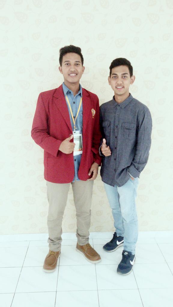SyehanAL's tweet photo. Bersama @cahyoohc, dulu sih ade kls wktu di @SMAN1Timika, skrg ketemu di lomba PR @Ajisaka_UGM. Ciee MCnya kreenn :D http://t.co/jgIUQUULhE