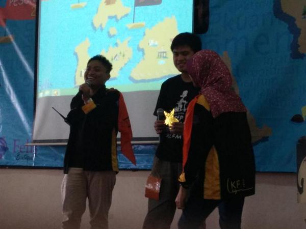 fisika2014_ugm's tweet photo. Nabil dong menang games IP4. Pertama dapet bintang dulu, terus dapet wewenang ngasih hukuman panitia. What the... http://t.co/E27B80EoT9