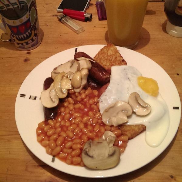 5casper55's tweet image. Listening to @1Xtra @claraamfo  #perfectsaturday #breakfast #toearlyforthis #ilovebacon #bestmoodever