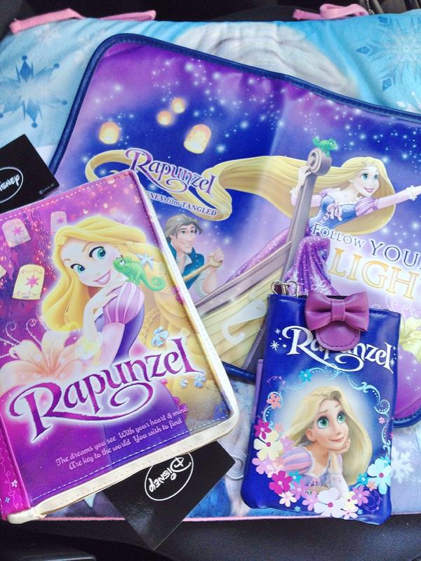 あらんじ しまむらさん またまたディズニープリンセスの新作があぁぁー マルチポーチやブック型ポーチなど ラプンツェルを買い占めたのは私です P シンデレラのアメコミ柄も オーロラのこの絵もすごく好き 欲しいなぁ Http T Co