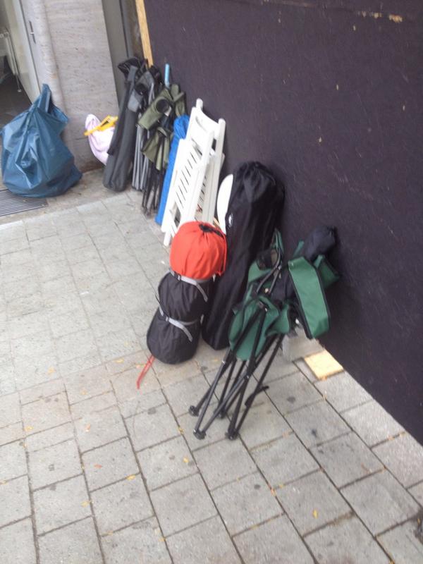 Totolotto's tweet photo. Und Campingausrüstung darf auch nicht fehlen... #AppleStoreHannover http://t.co/xnqEiHEu1z