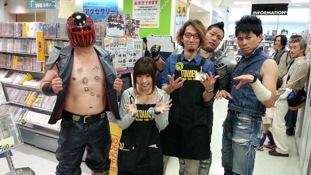 タワーレコード新宿店 7f ケンコバさん新宿店お笑いコーナーに降臨 北斗の拳芸人 から なんとジャギ装備のケンコバさんが降臨 新宿店のためにサインと動画頂きました アメトーーク の最新dvd Blu Rayも今週発売中 俺の名を言ってみろ Http T タワーレコード新宿店 7f ケンコバさん新宿店お笑いコーナーに降臨 北斗の拳芸人 から なんとジャギ装備のケンコバさんが降臨 新宿店のためにサインと動画頂きました アメトーーク の最新dvd Blu Rayも今週発売中 俺の名を言ってみろ Http T