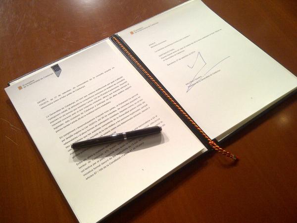 jorditurull's tweet photo. Decret signat. Fem història. Votarem i guanyarem #9N2014 #estemconvocats9N http://t.co/5dUz5teHA8