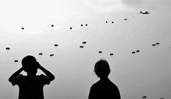 WWIIpix's tweet photo. American, British, Dutch and Polish troops re-enact the dropping of Market Garden. Netherlands, 2014. #OMG70 http://t.co/RbwNaWymY6