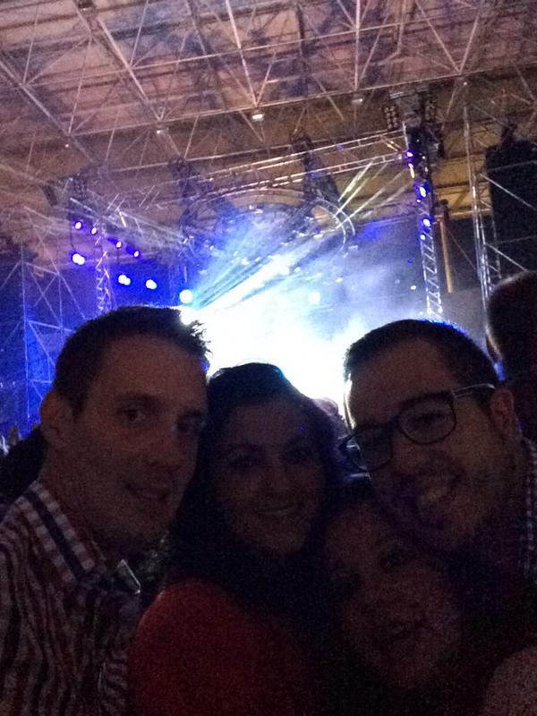 rafa240806's tweet photo. En el concierto de @_MaluOficial_ http://t.co/VB6LRmyTJo