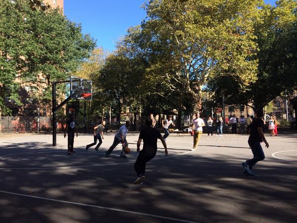 ninoglu's tweet photo. Dando lecciones de basket en el #Bronx con #Ray, y con @mmarffelices 😊👍😊 http://t.co/O3T0ULZx1a
