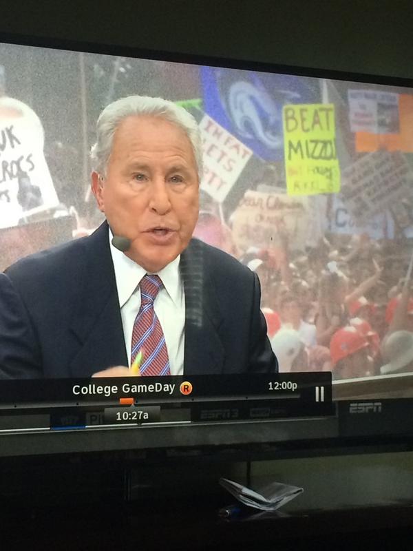 JackieH93's tweet photo. Georgia College bobcat flag during ESPN college gameday 😂 http://t.co/031F8WmXtc