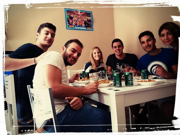 Santiaguni's tweet photo. Migas 🍐 en casa Coki!! @MarinaBelu @hugosnc @jesus1488 @yoligc8 @adrigo9 http://t.co/ekEbbVElqJ