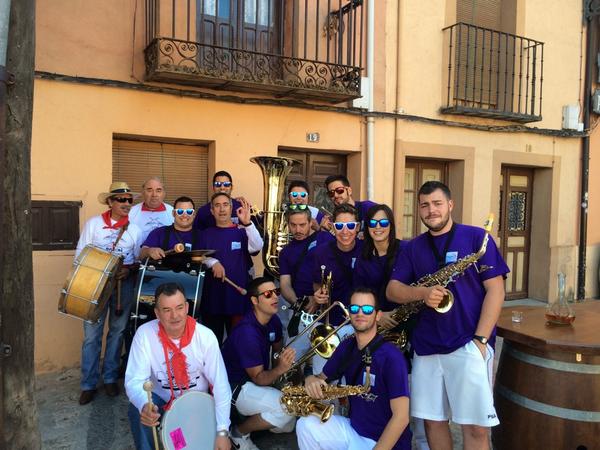 LosJaneiros's tweet photo. Ya estamos preparados con @LosJaneiros acompañando a nuestros amigos Los Kosakis!!#ayllon http://t.co/T0SZ0Cul1C