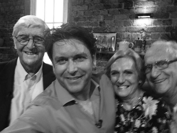 jamesmartinchef's tweet image. My first real selfie, just had to! #saturdaykitchen