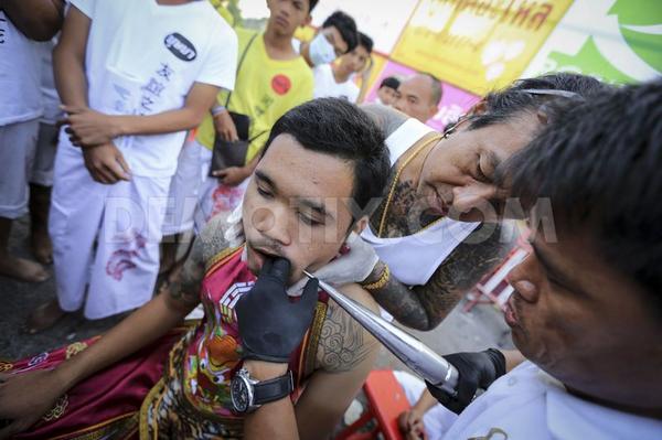 OmePayen's tweet photo. #Mah #Song continue the #ritualized mutilation on 27th Sept.
#vegetarian #festival #phuket
http://t.co/BCXO3EkJaj http://t.co/gKSAGevTTV