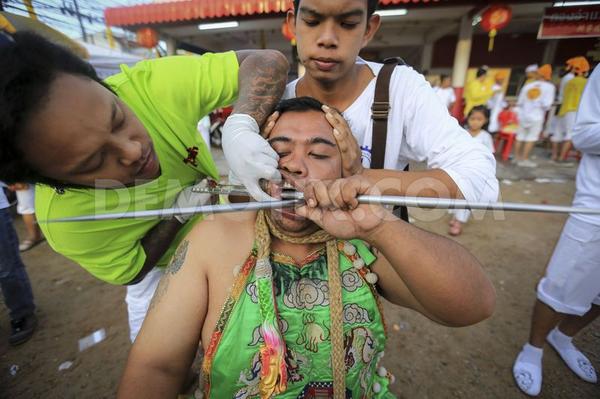 OmePayen's tweet photo. #Mah #Song continue the #ritualized mutilation on 27th Sept.
#vegetarian #festival #phuket
http://t.co/BCXO3EkJaj http://t.co/gKSAGevTTV