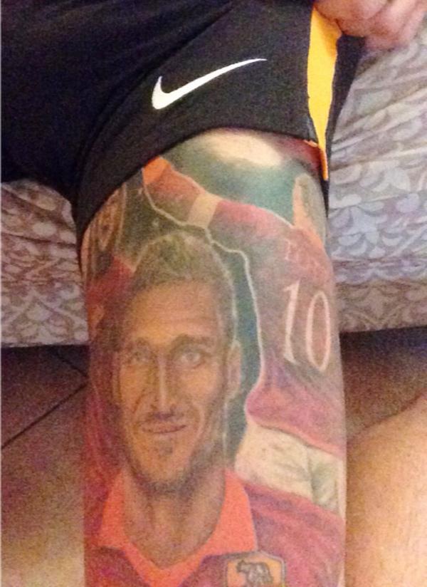Ste_P10's tweet photo. @skysport24 Questo lo fatto per te!!! I tre aggettivi semplicemente: Totti Totti Totti #AuguriTotti http://t.co/UUcslz9rwW