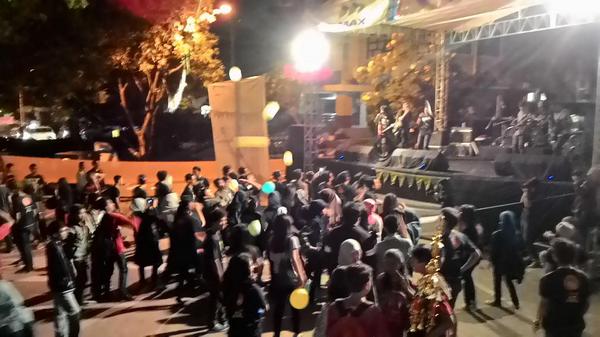 locmarkbdg's tweet photo. Finally! Bandung Road Trip 2014 diakhiri dengan penutupan dari Band Afrohits! #BRT2014 http://t.co/con1kRA3WY