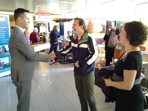 Onze #woonmarkt wordt drukbezocht. Zonet 500ste bezoeker ontvangen met DROOM! appeltaart aangeboden door de Rabobank.