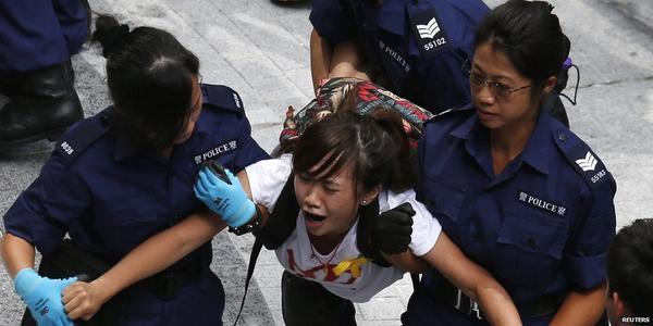 BBCNewsAsia's tweet photo. 60+ arrests as Hong Kong police clear #HKStudentStrike protesters http://t.co/pDxTEQ6Rp2 http://t.co/ueiTI119D2