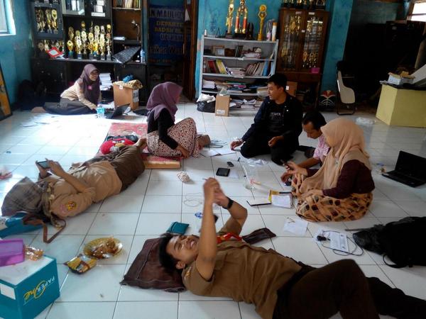 Pengurus tingkat akhir gini nih kalau gaada kuliah, gogoleran di sekre tercintah