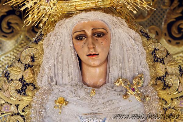 Volveré a soñarte Victoria 
bajo tu palio de ensoñaciones
en el jardín de tu candelería
de luminarias de amores...