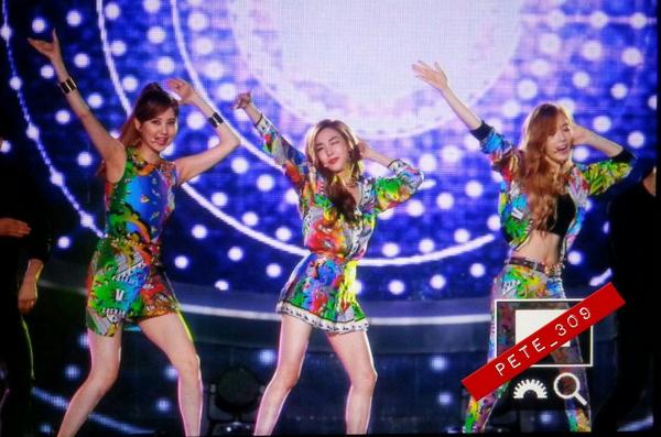 [PIC][27-09-2014]TaeTiSeo biểu diễn tại "MBC Show! Music Core 2014 SKY FESTIVAL K-POP Festival in ICN" vào tối nay  - Page 2 ByiyDPuCMAEbe9N