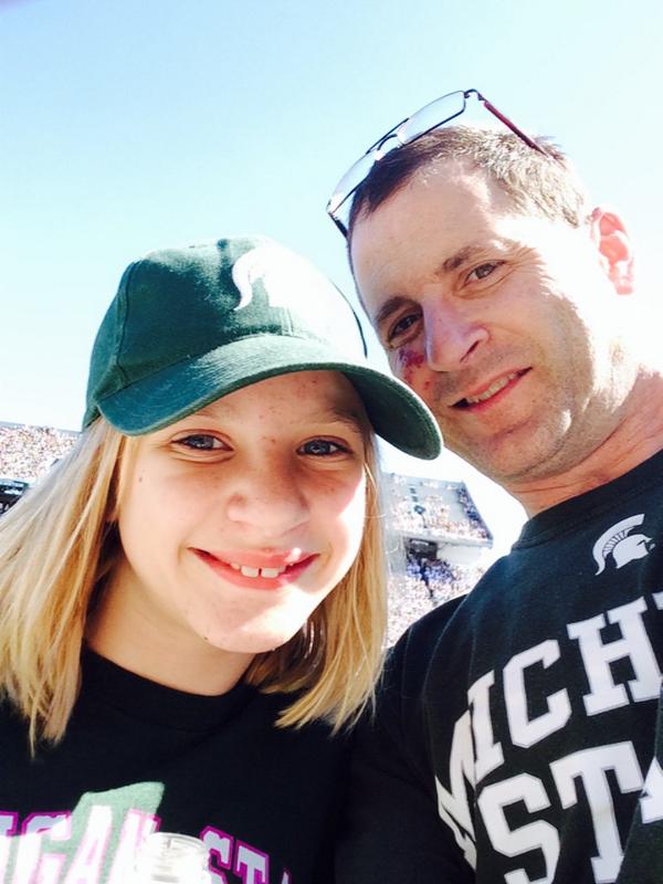 BarMgrBilly's tweet photo. Father daughter enjoying game #SpartanGameday http://t.co/yXus1s8DUF