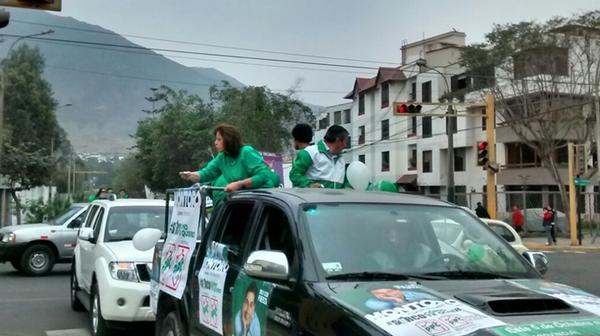 MontoroPPC's tweet photo. Seguimos con orden y respeto al vecino en Gran Caravana #Surco es #PPC con @LourdesFloresN y @Jzea Los esperamos. http://t.co/O4gOmIXzF2