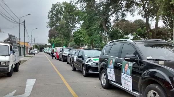 MontoroPPC's tweet photo. Seguimos con orden y respeto al vecino en Gran Caravana #Surco es #PPC con @LourdesFloresN y @Jzea Los esperamos. http://t.co/O4gOmIXzF2