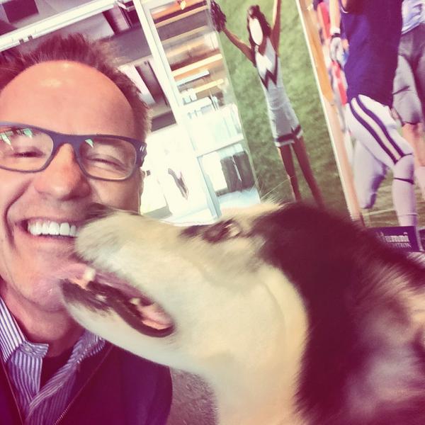 jjaech's tweet photo. 💛💜 Some pregame luvin' from Dubs 💜💛 @HuskyGameday #UWGameday #UDUB 🐶 http://t.co/2eNUUMdPRJ