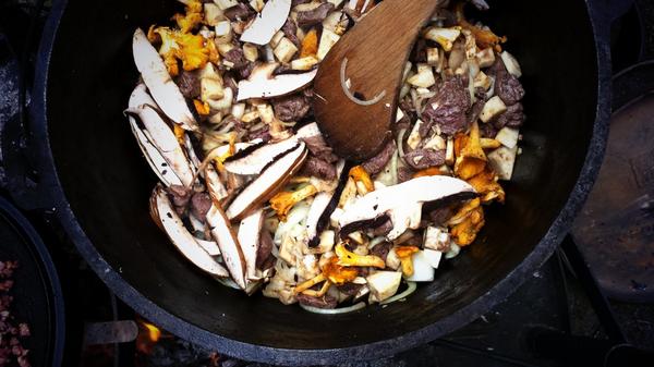 StamppotChef's tweet photo. Gezellig Koken met Roodkapje Op openvuur! @Boomker http://t.co/m90nashyCS