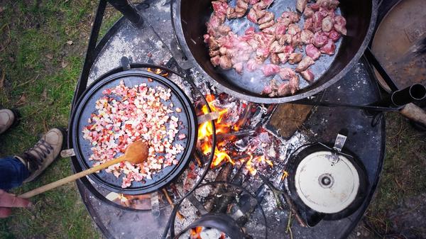 StamppotChef's tweet photo. Gezellig Koken met Roodkapje Op openvuur! @Boomker http://t.co/m90nashyCS