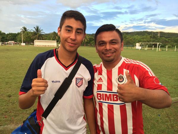 SeT_23's tweet photo. La afición tomando foto con el jugador que hace historia en @CAMPECHE_FC  Saúl Serrano No. 10 del conjunto campechano http://t.co/gAMGiQczlw
