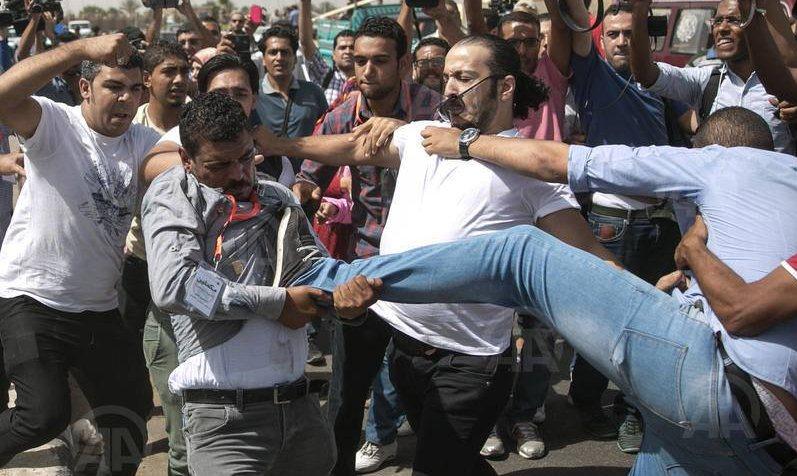 بالصور : "مصابون في اشتباكات بين أنصار مبارك وأهالي الشهداء عقب تأجيل النطق بالحكم"