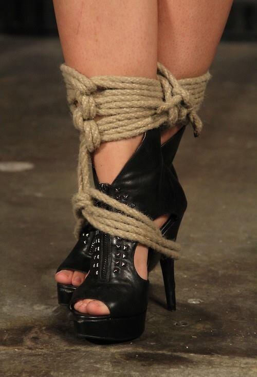 DaddiesGoodGirl's tweet photo. Pretty pretty thoughts of ropes and ties for Him... http://t.co/hPp2Nr3lMV