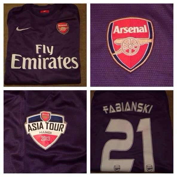 Arsenalmwshirts's tweet photo. The #competition to win this superb Fabianski shirt will end on the final whistle to enter just RT and follow. #AFC http://t.co/89oMRdYmCJ