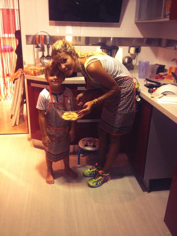 Juanfra_RV's tweet photo. Mis cocineros haciendome tarta de vainilla com chocolate!! Hoy me pongo fino 😜 @cindiapujola #Ricardito http://t.co/AkU2h8fVp0