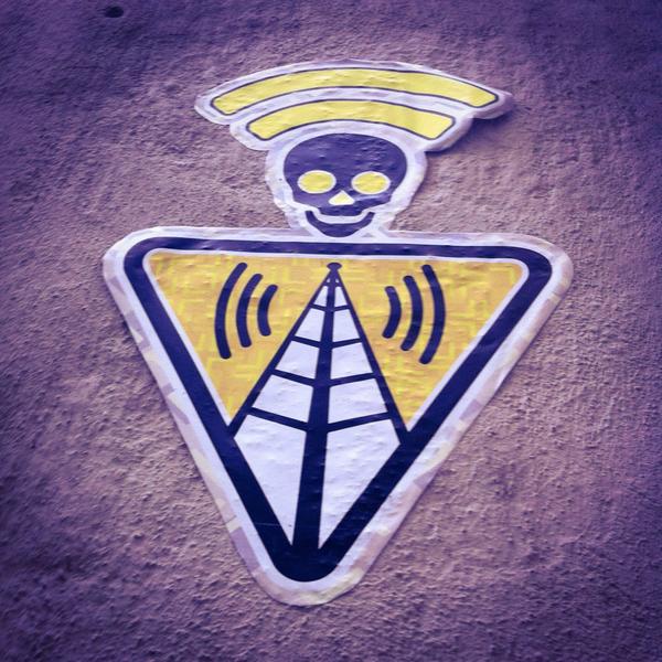 StDsgnTweet's tweet image. #StProtest #stprotest #StDsgn #stdsgn.fr #streetart #montpellier #collage #risquedesondes #ondesélectromagnétiques