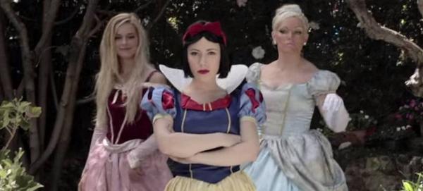 CosmopolitanUK's tweet image. Elsa takes on Snow White in a never-before-seen Disney rap battle on.cosmo.uk.com/1muYgx5
