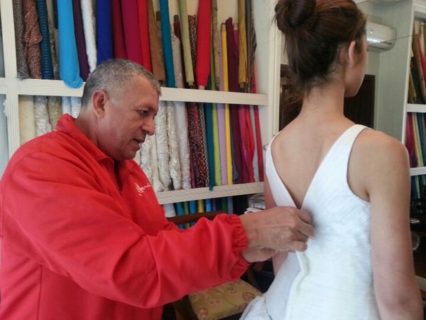 AtelierVigil's tweet photo. En pleno fitting para una sesion de Novias maravillosa que saldra publicada pronto. Ya veran #NoviaVigil #Novias2015 http://t.co/jBhJ02A7wk