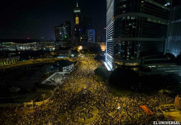 ElUniversal's tweet image. Miles de personas protestan en Hong Kong para exigir mayor democracia goo.gl/lHCkew
