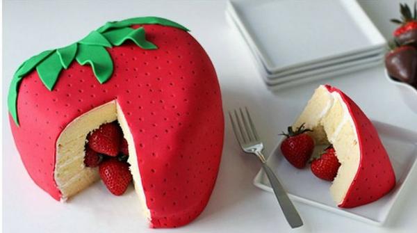 Who loves this DIY Strawberry Surprise Cake? #cakedesign