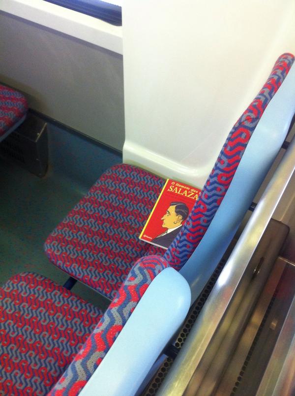 AOS2015's tweet image. Exemplar deixado num comboio com destino a Sintra...