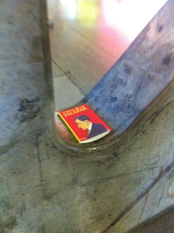 AOS2015's tweet image. Exemplar deixado na Gare do Oriente...