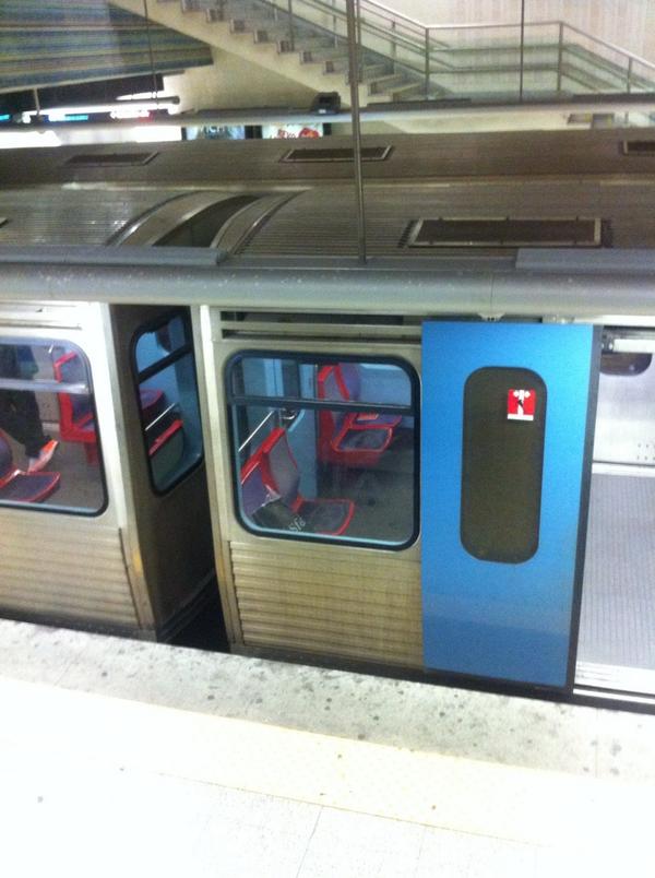 AOS2015's tweet image. Exemplar deixado em metro com destino a S. Sebastião...