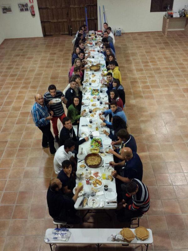 Javigp85's tweet photo. Buena cena de peñas para despedir el verano #CASTROMOCHO http://t.co/meAJFOTLEh