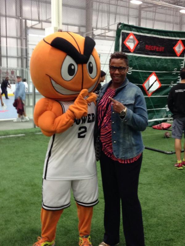 SOOSouthCentral's tweet photo. @powthemascot and @IamSusanStewart at the #RecFest2014 #SMILE #SOO @PowerBball http://t.co/Yd6rTpTzSc