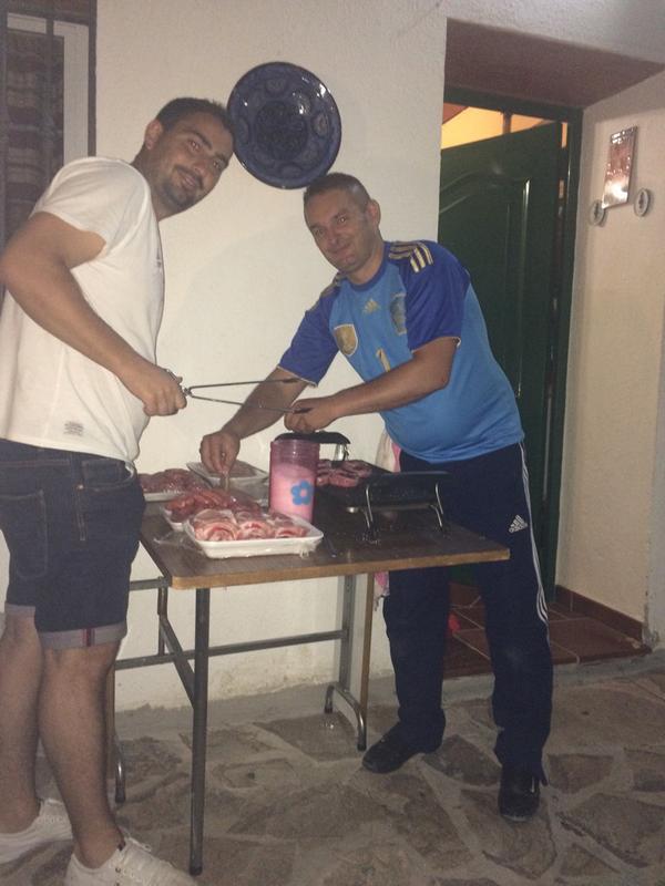moniht83's tweet photo. Los cocineros de la noche....@lumierelounge @84_alvarez ....#comeremos?? http://t.co/LivSYy6nSj