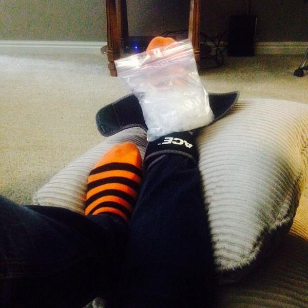 neydabear's tweet photo. Ouch. 😔 love my new halloween socks though! 🎃👻💕 http://t.co/kicBWqgu9b