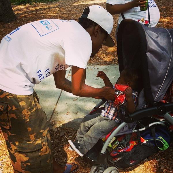 Strapping in for a zoo visit.#strongfathers #StrongFamiles