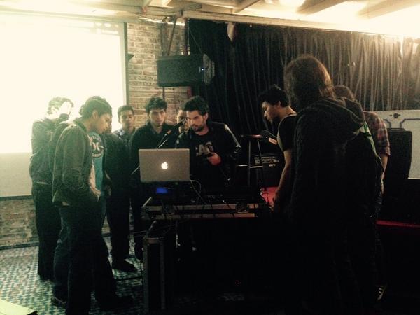 kawaichoi's tweet photo. Santiago de @PURPLEZIPPERS explicando el seteo de su estación en vivo en @MobBogota http://t.co/qi8jzLnTQo