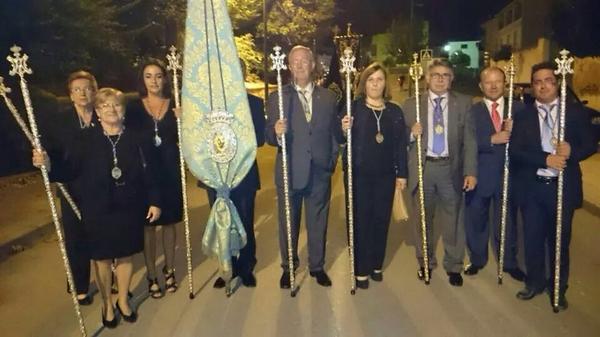 Hdad_Inmaculada's tweet photo. Una representación de la junta de gobierno en la salida procesional de la Virgen de las Angustias del Salar. http://t.co/55lybzN6LY